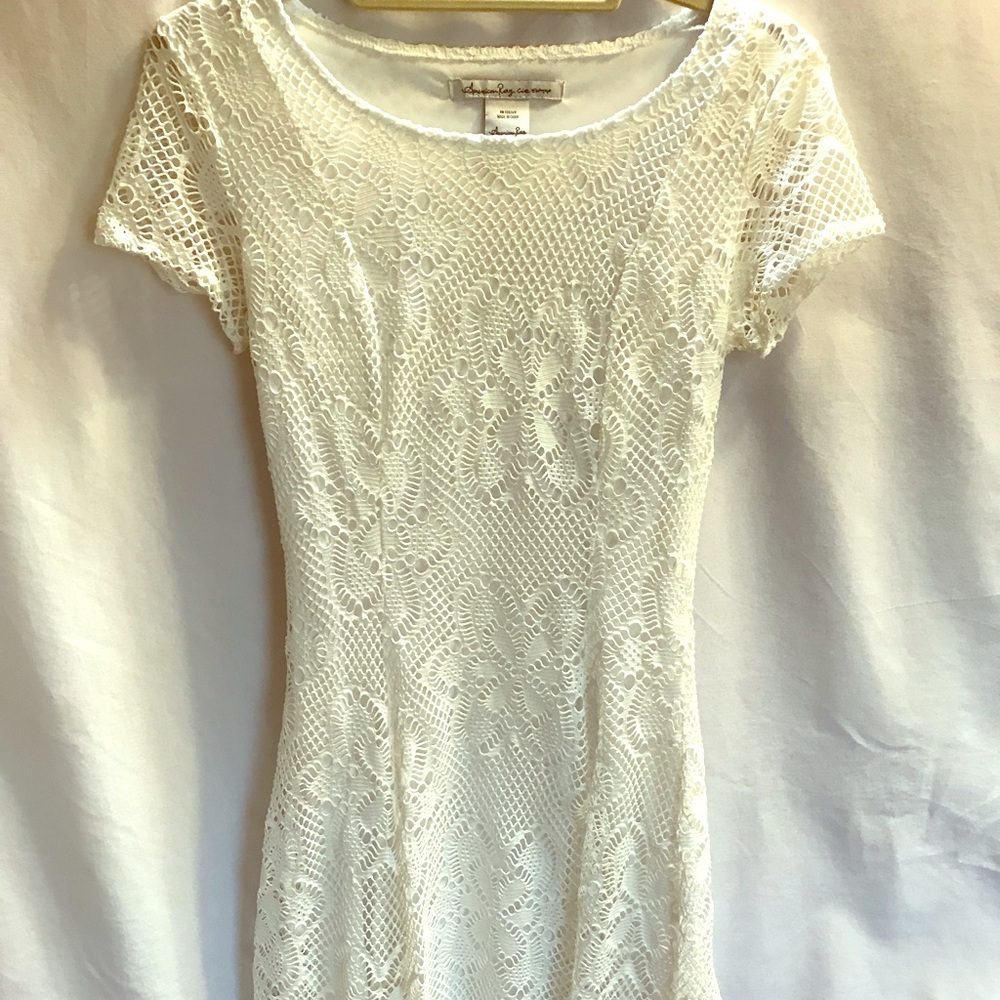 White short-sleeve dress